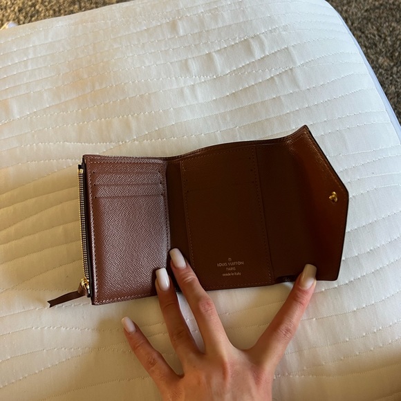 Beautiful, Excellent Condition Louis Vuitton Victorine Wallet. Classic monogram - Picture 8 of 13